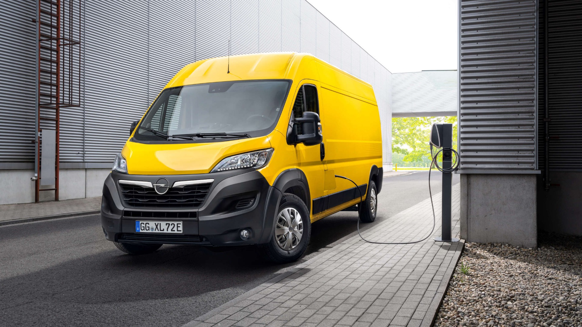 Opel Movano, зовнішній вигляд, у процесі перезаряджання акумуляторів